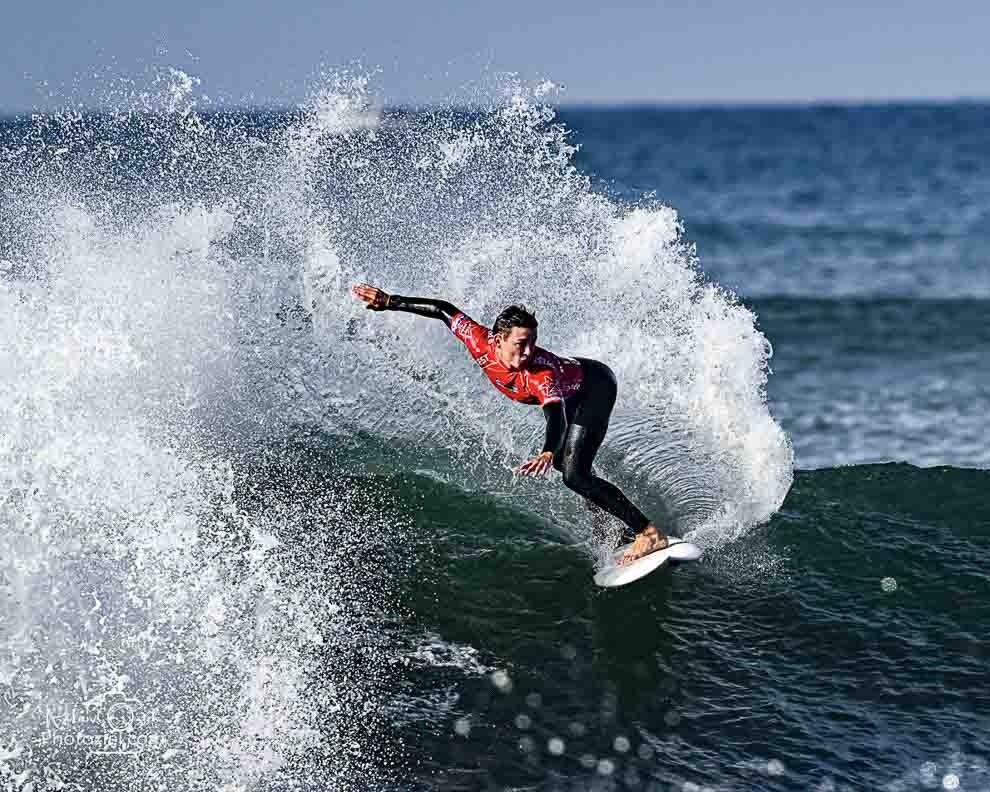 Photo d&apos;un surfeur faisant gicler l&apos;eau avec sa planche