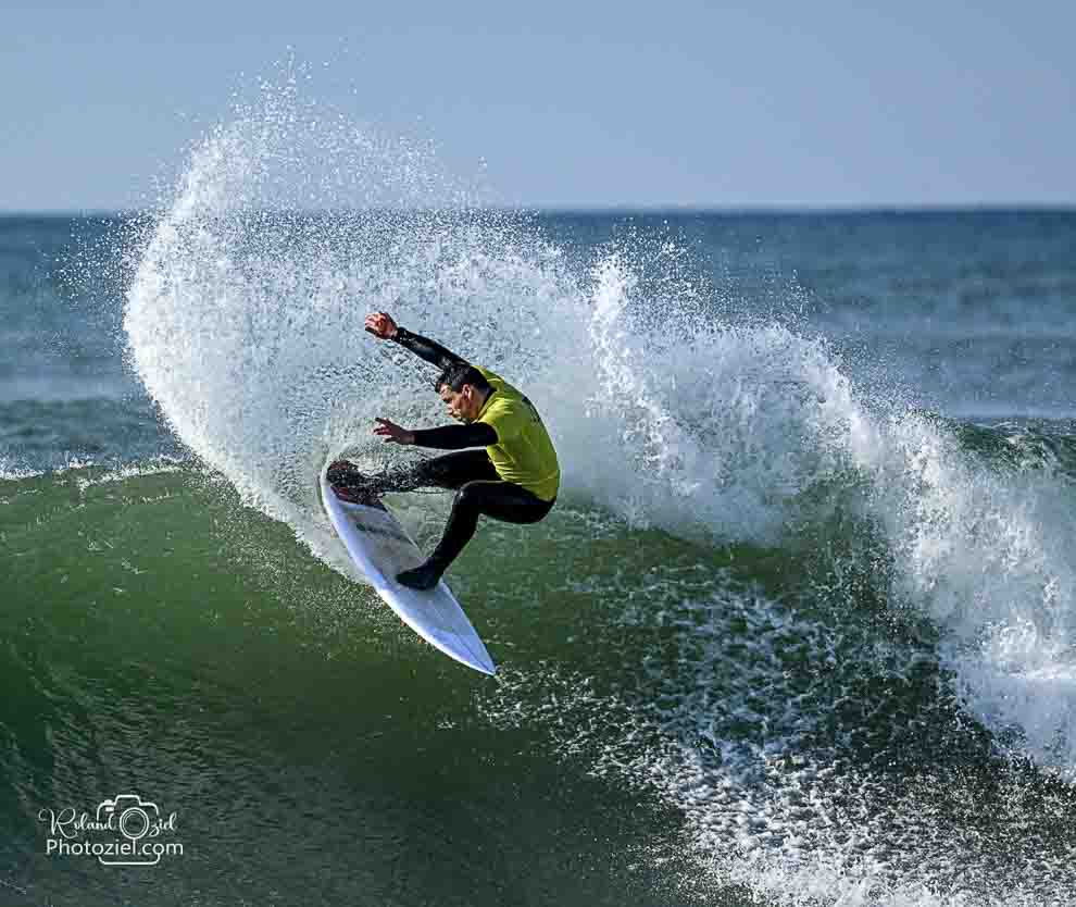 Photo d&apos;un surfeur avec un gilet jaune