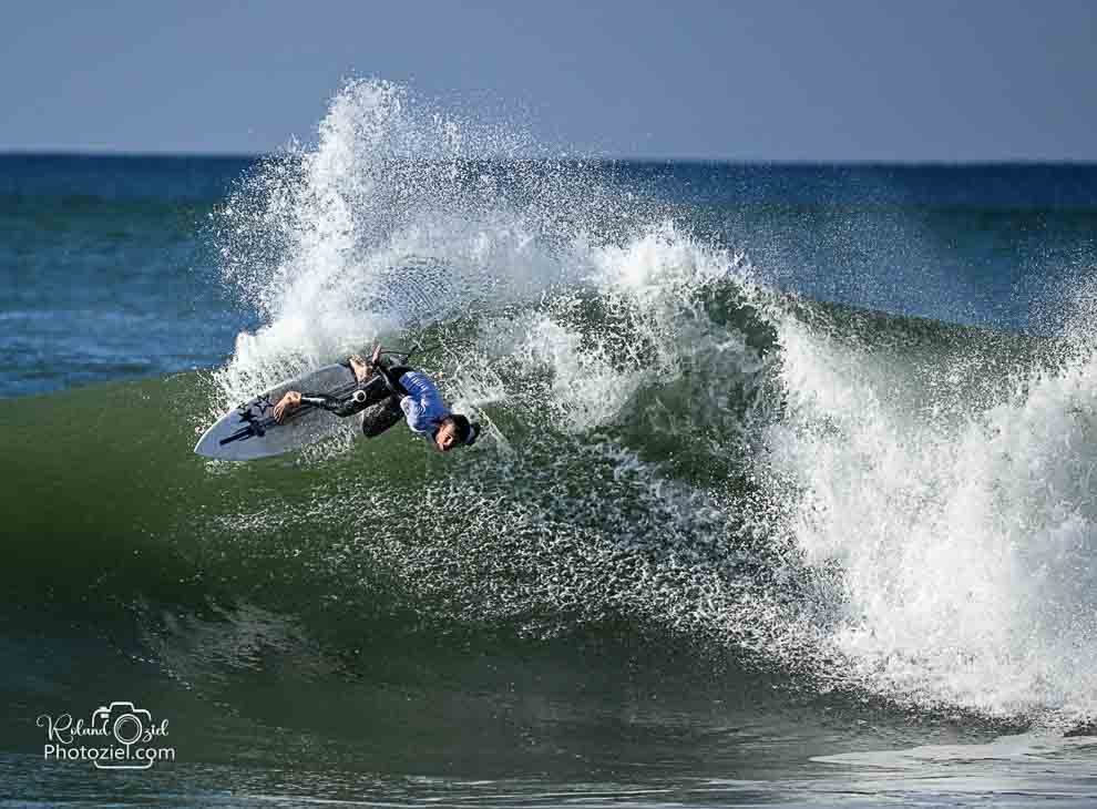 Photo d&apos;un surfeur en haut de la vague avec beaucoup d&apos;écume