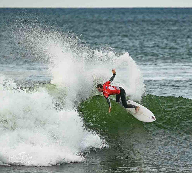 Surfeur sur une vague en photo