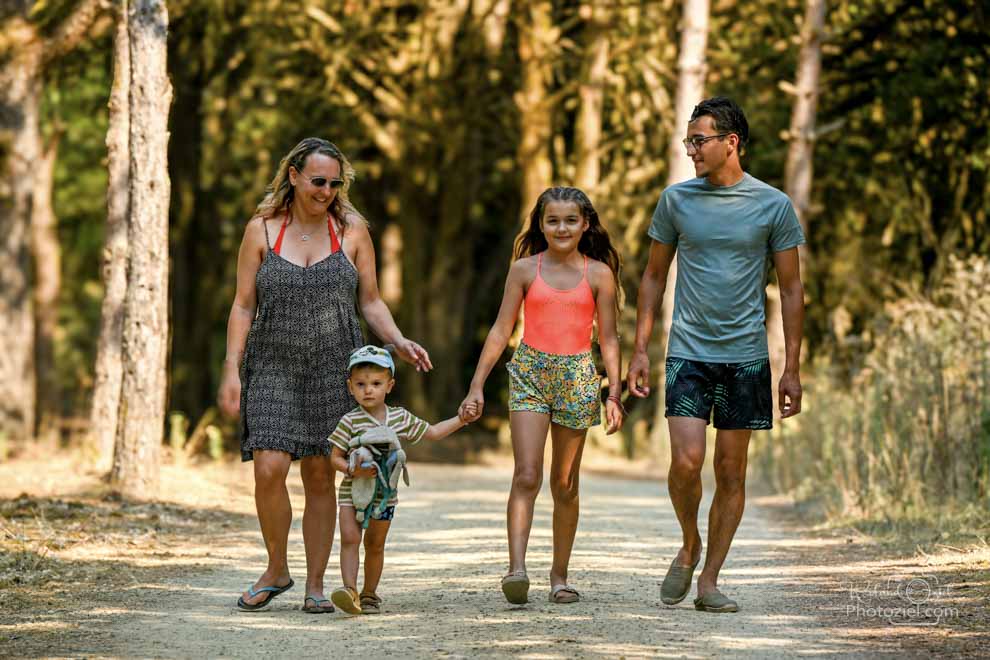 Photo d&apos;une famille dans une forêt