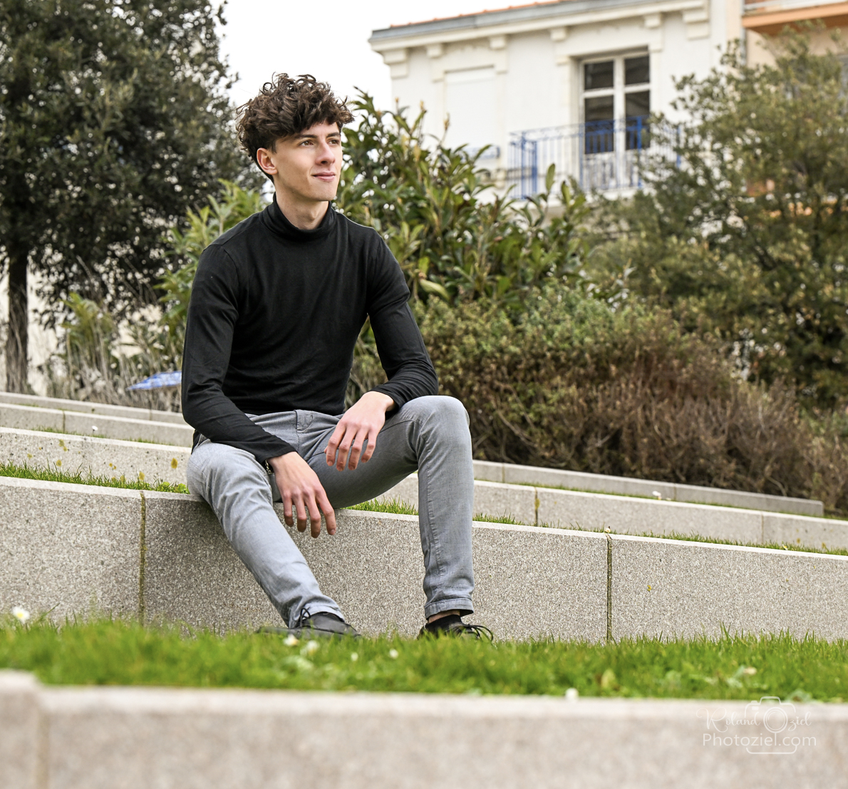 Photo d&apos;un jeune homme assis aux sables d&apos;olonne en vendée