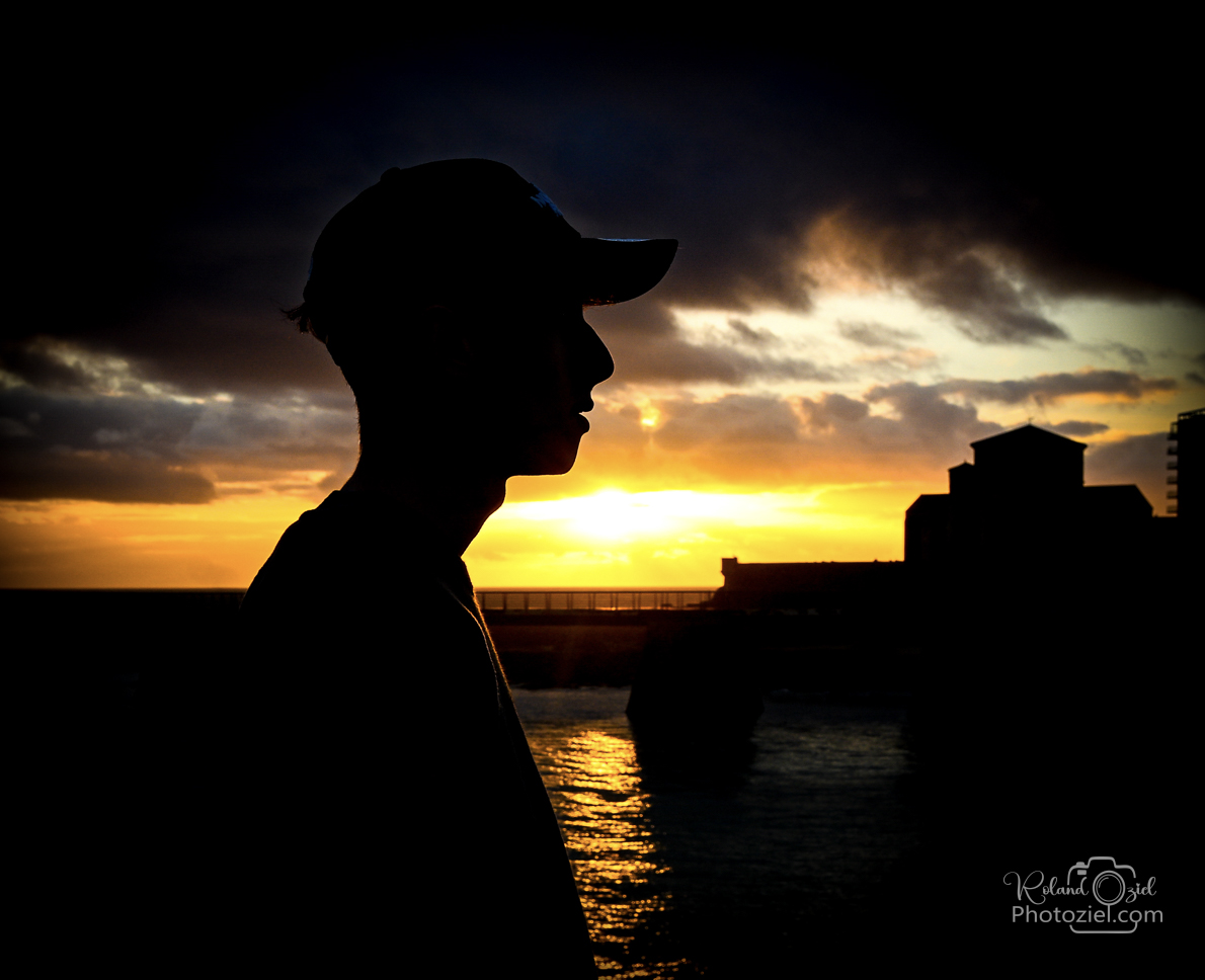 Photo en ombre chinoise d&apos;un jeune homme