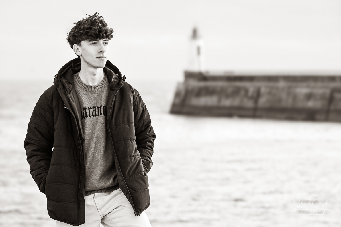 Photo noir et blanc d&apos;un jeune homme aux sables d&apos;olonne